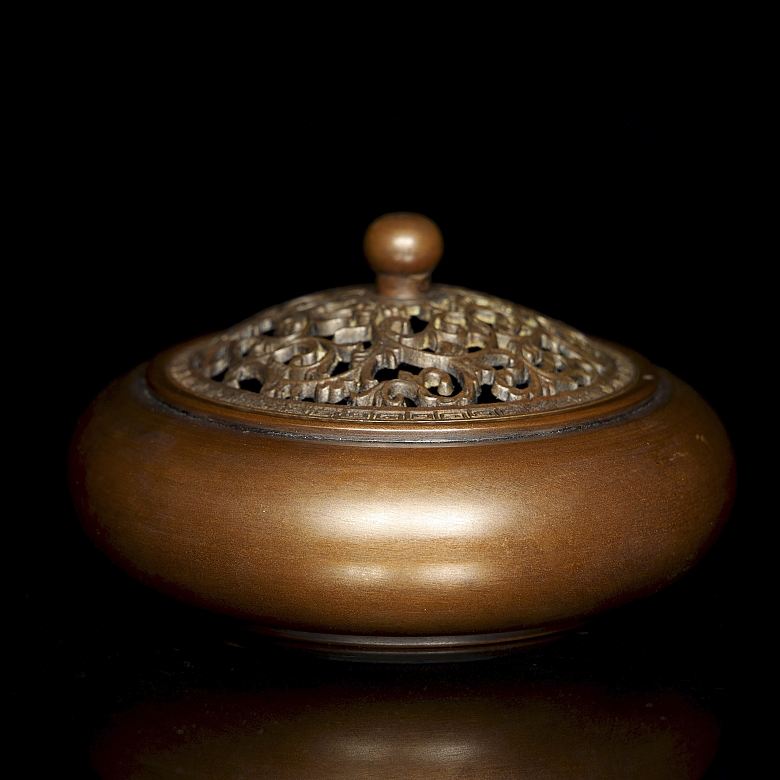 Bronze censer ‘Scrolls’, with a Xuan mark