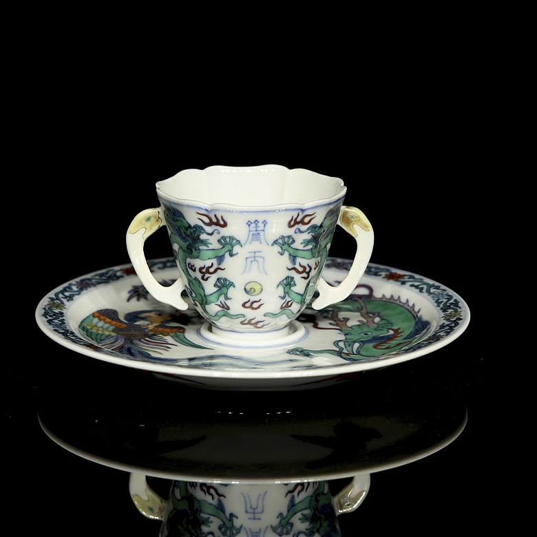 Conjunto de taza y plato de porcelana