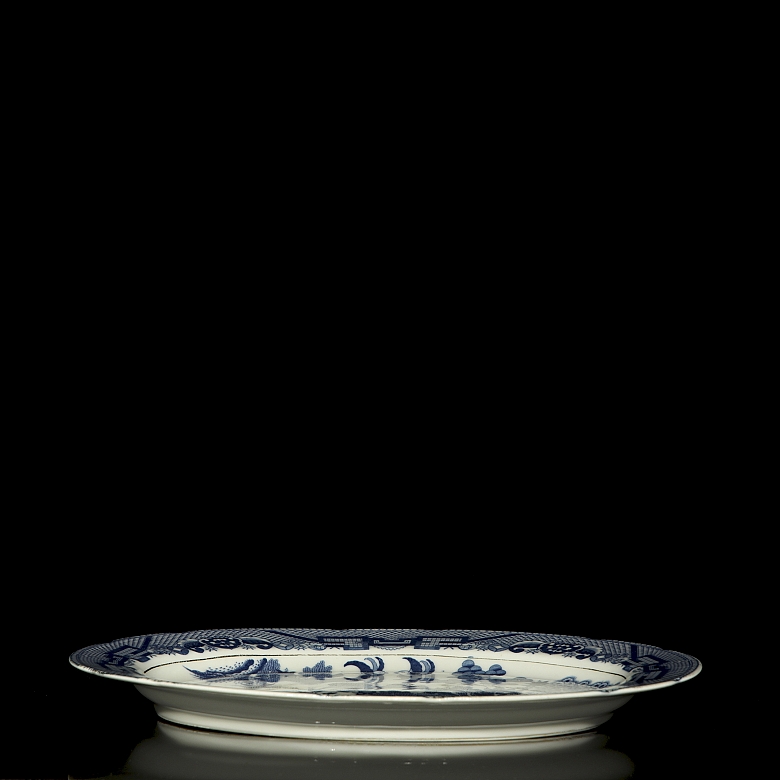 椭圆柳叶纹蓝瓷托盘，十九世纪