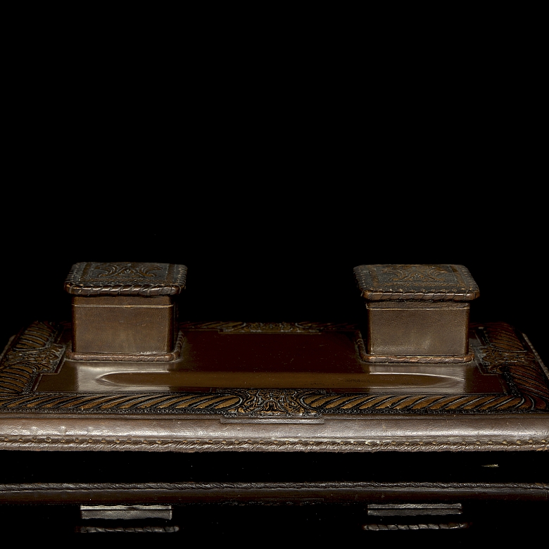 Escribanía de cuero repujado, pps. s.XX