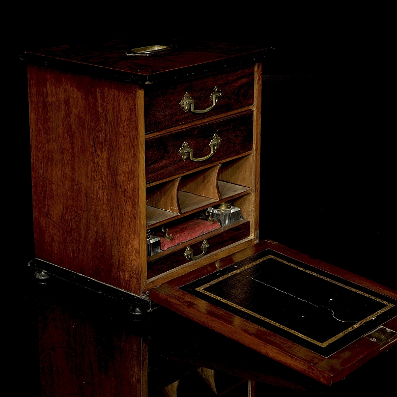 Escritorio de viaje de estilo victoriano