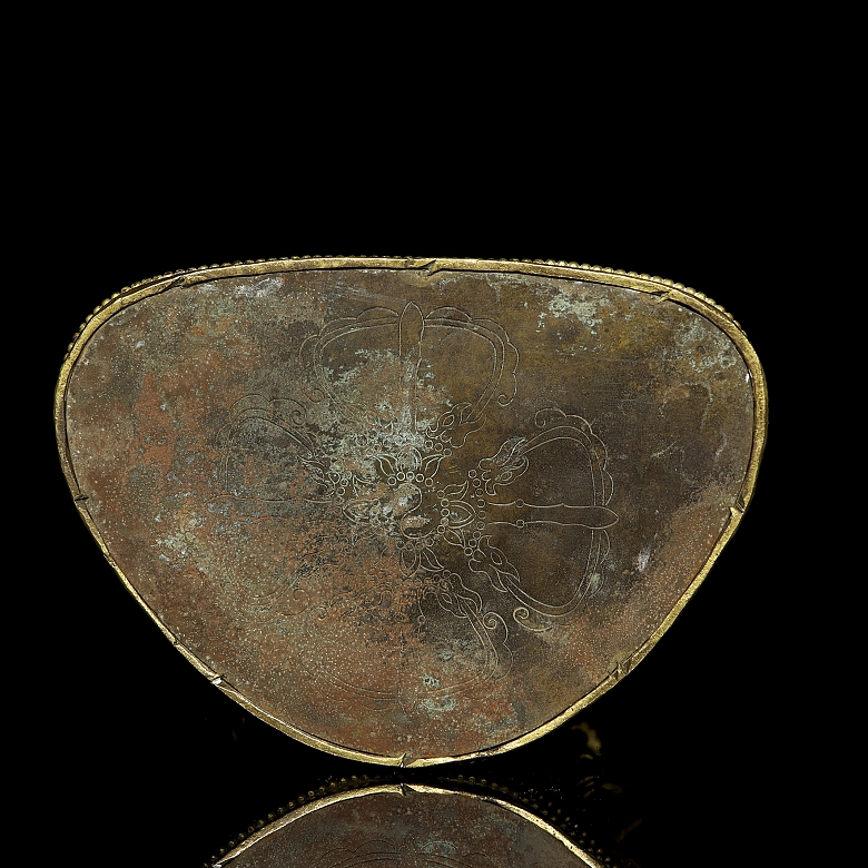 Figura de bronce dorado 