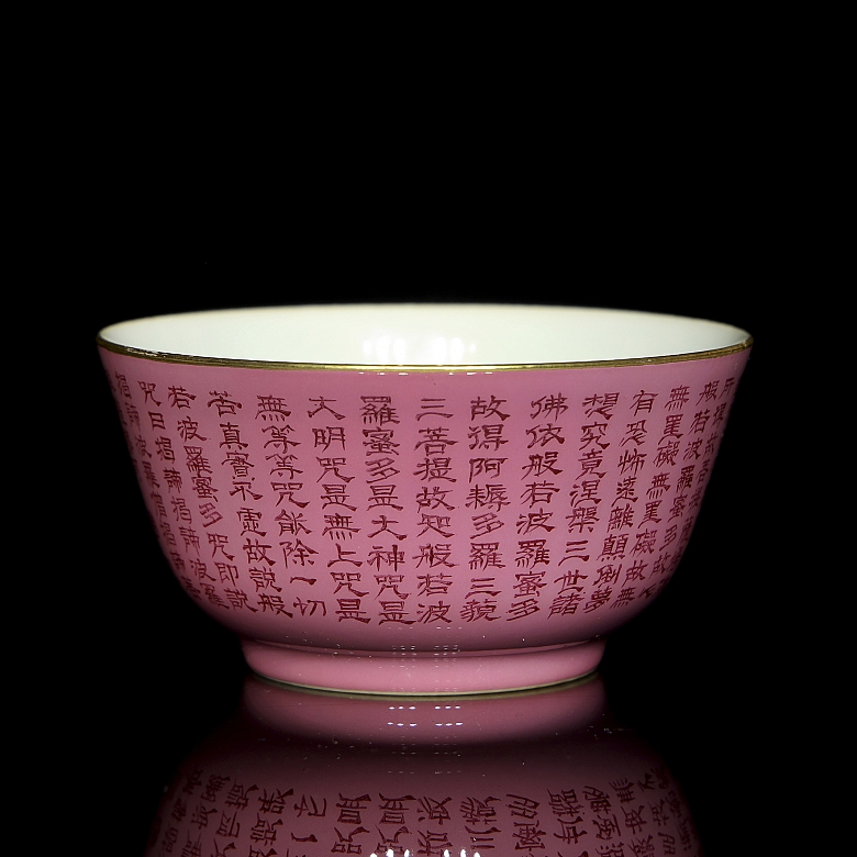 Taza de porcelana con esmalte rosa