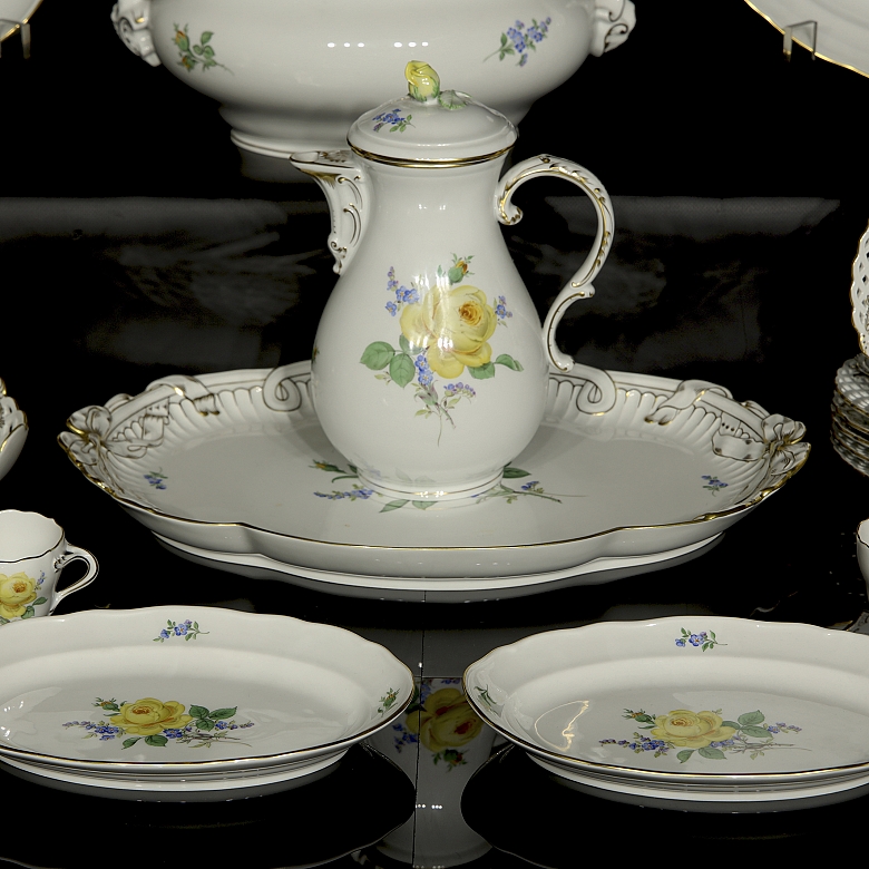 Meissen tableware ‘Yellow Rose and Forget-me-not’