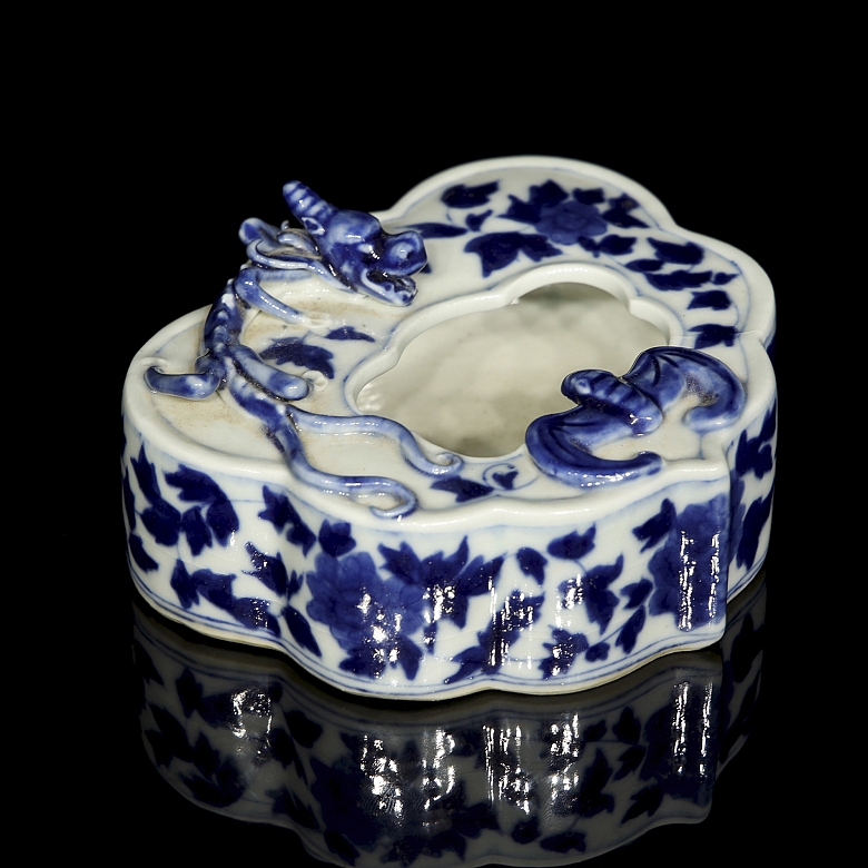 Tintero de porcelana azul y blanca 