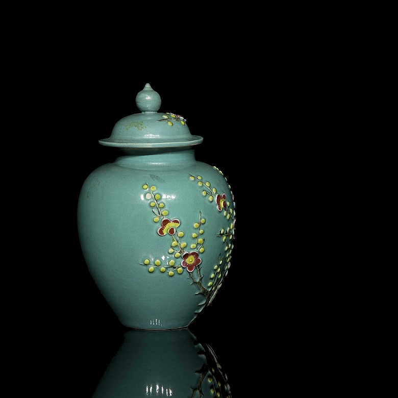 Porcelain jar ‘Plum Blossoms’, 20th century - 1