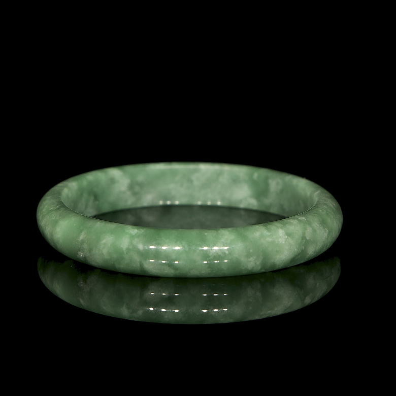 Brazalete de jadeíta tallada, s.XX