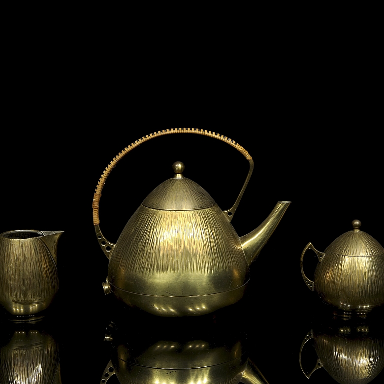 Juego de té en latón martillado. Diseño de Peter Behrens, Therma (Suiza), c. 1910-1920