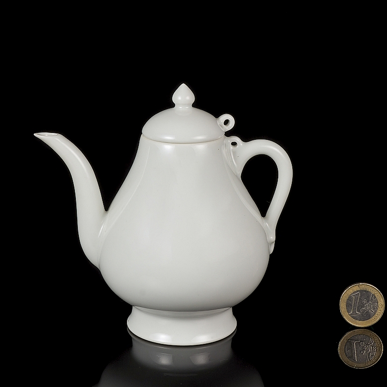 Porcelain teapot with white glaze, Qing dynasty