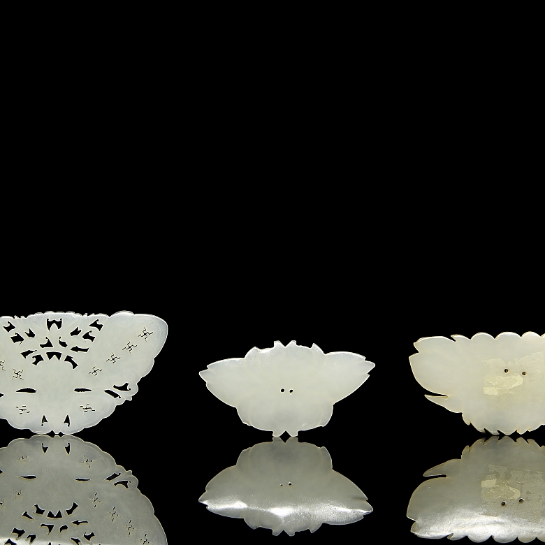 Three carved jade pieces, ‘Flowers and Insects’, Qing dynasty - 4