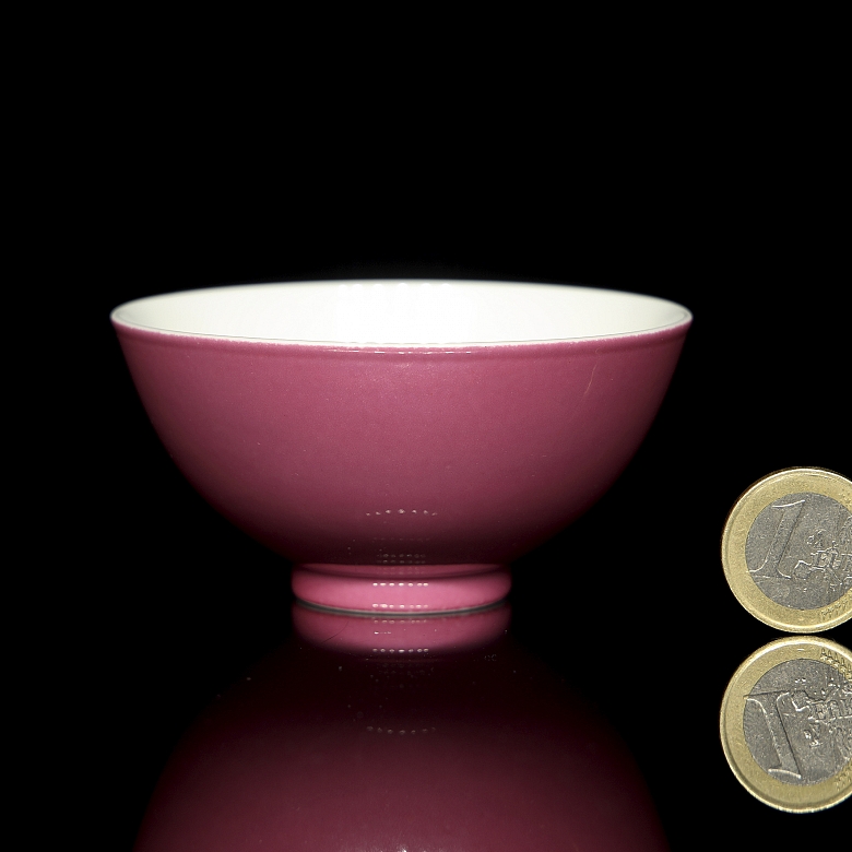 Cuenco de porcelana con esmalte rosa