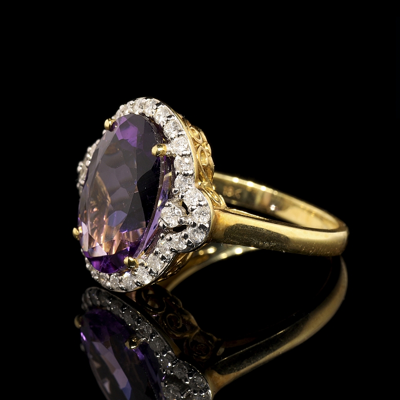 Anillo con amatista y diamantes en oro amarillo de 18K