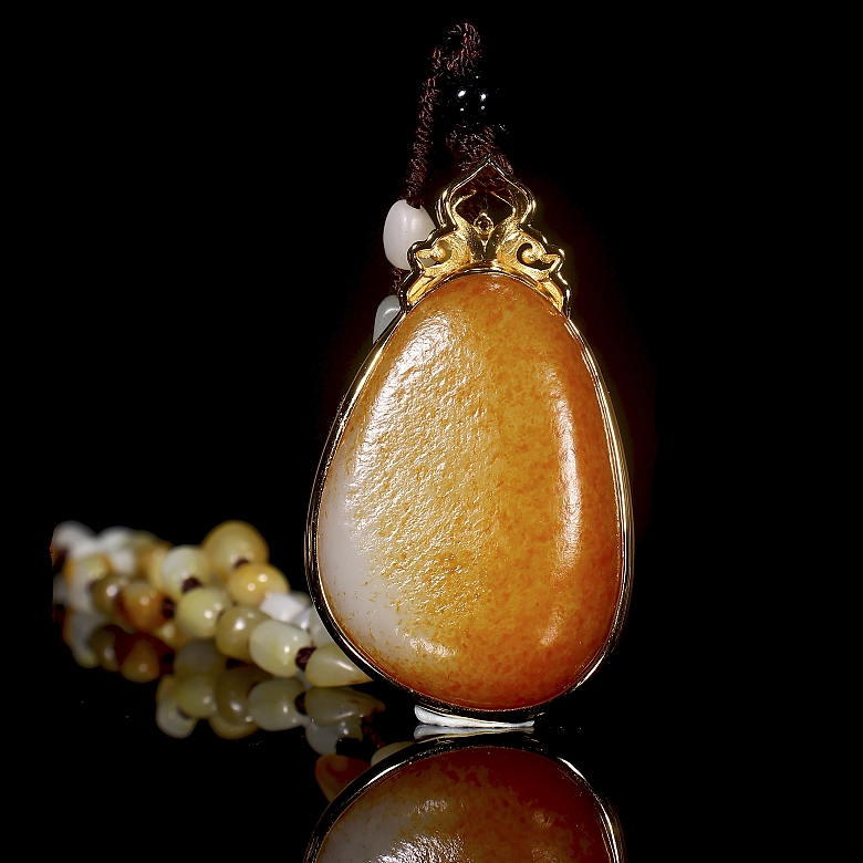 Collar de jade tallado de Hetian con montura de metal dorado, s.XX