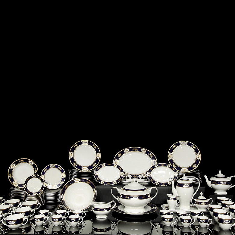 Versailles Fine Porcelain “Complete Tableware Set,” 20th century