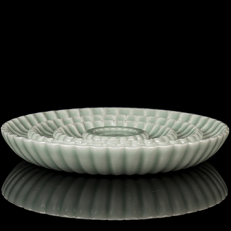 Plato de porcelana con esmalte celadón, con marca Yongzheng