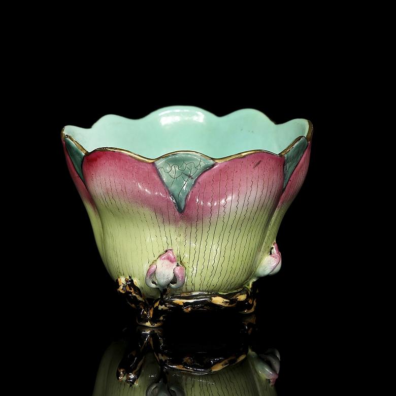 Pequeño cuenco de porcelana esmaltada “Flor”, con sello Qianlong