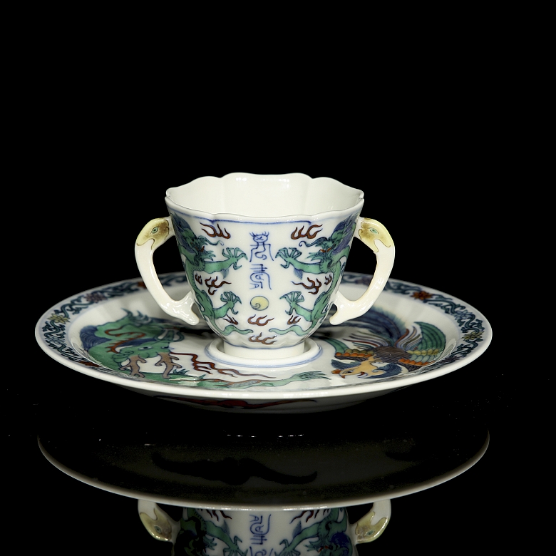 Conjunto de taza y plato de porcelana