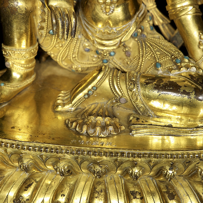 Figura de bronce dorado 