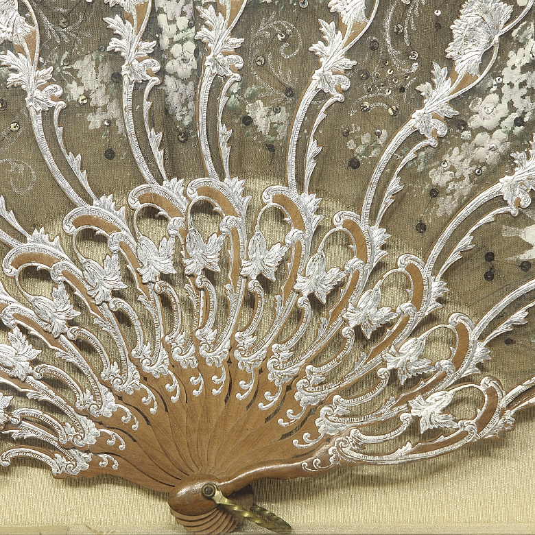 Abanico con varillaje de madera y abaniquera, s.XX