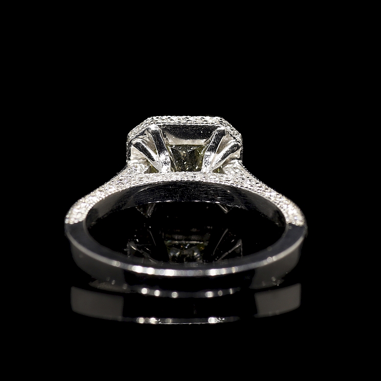 Sortija de oro blanco con diamante Fancy Yellow, 1.53 ct, certificado HRD