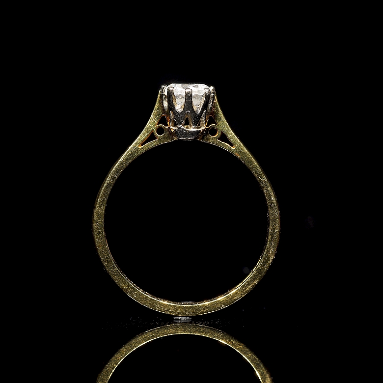 Antiguo anillo solitario de oro amarillo con diamante