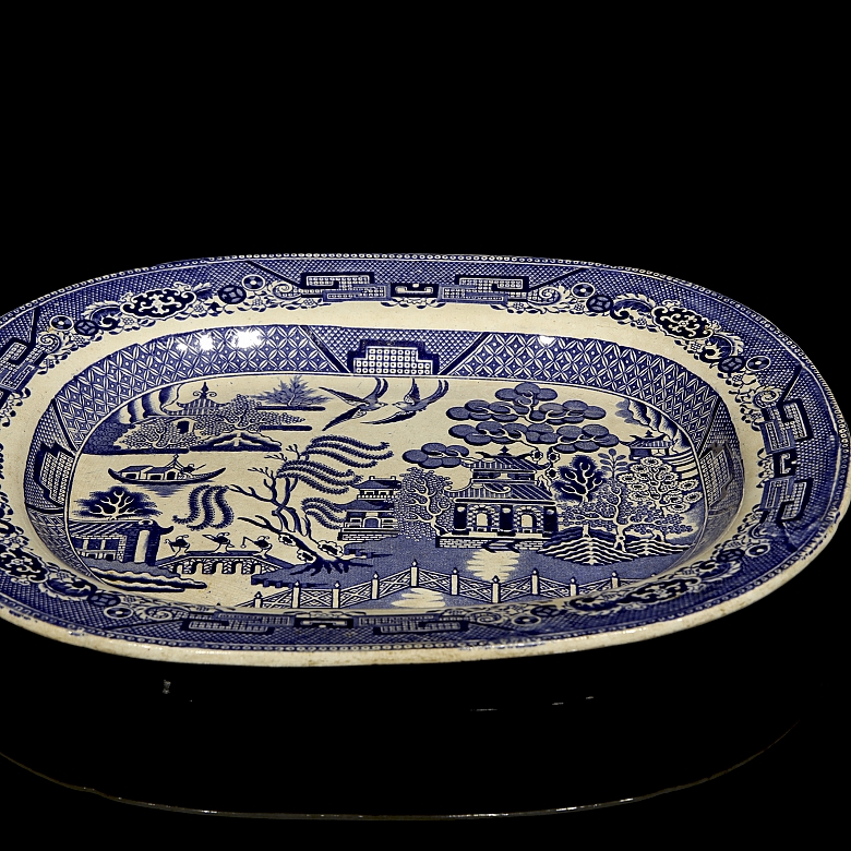 柳树纹托盘，F. Primavesi & Sons，威尔士卡迪夫。19世纪。