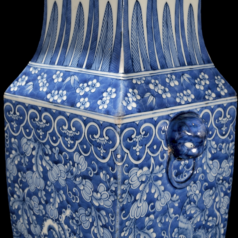 Blue and white porcelain fangpin vase, ‘Flowers’, Qing dynasty