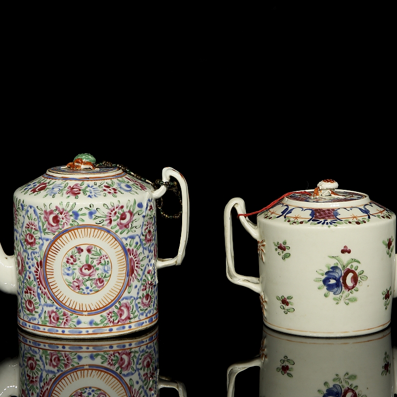 Dos teteras de porcelana esmaltada, dinastía Qing