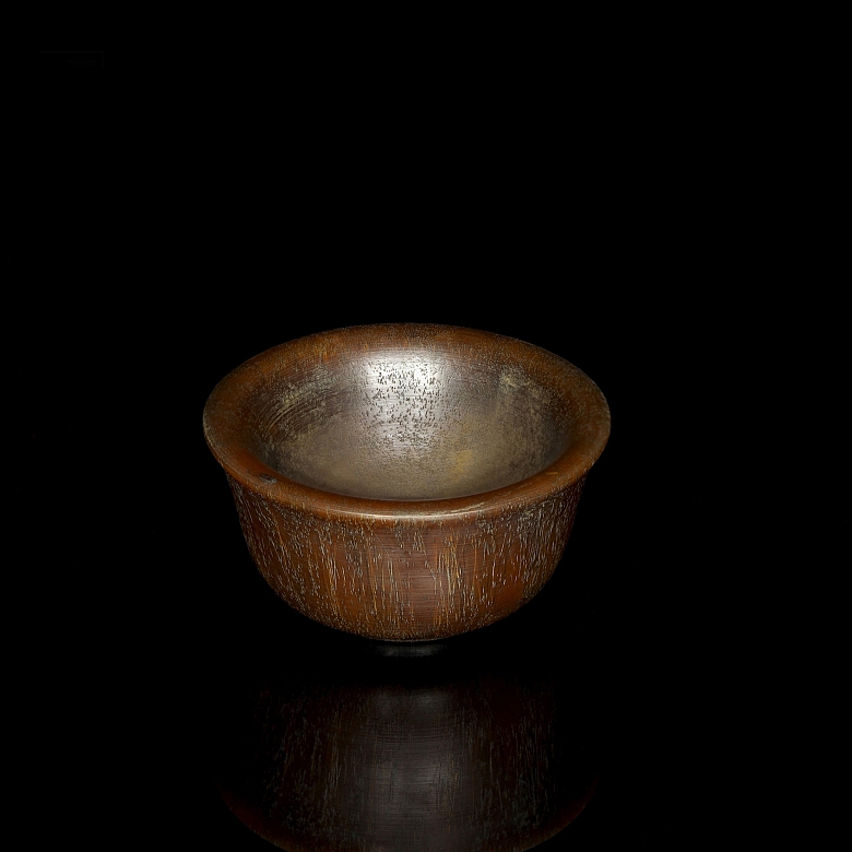Recipiente tallado, con sello Qianlong