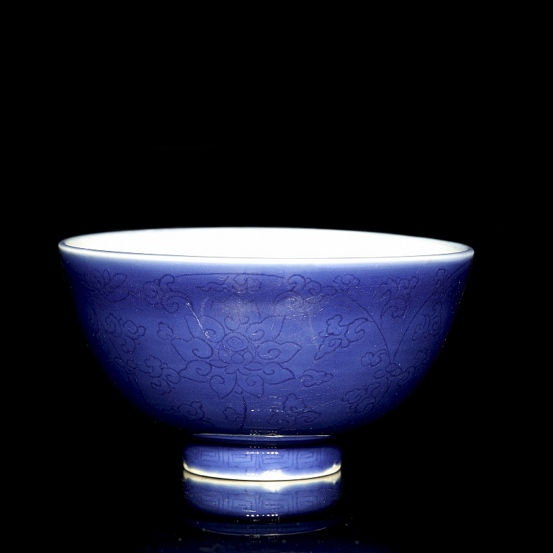 Cuenco de porcelana con esmalte azul 