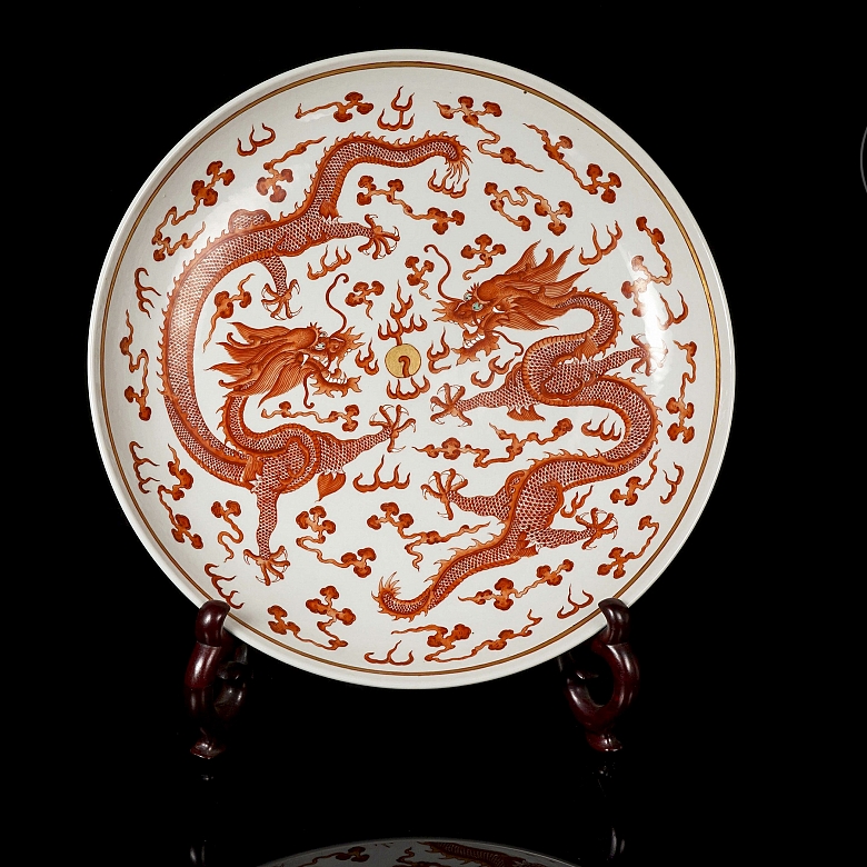 Plato de porcelana con esmalte rojo 