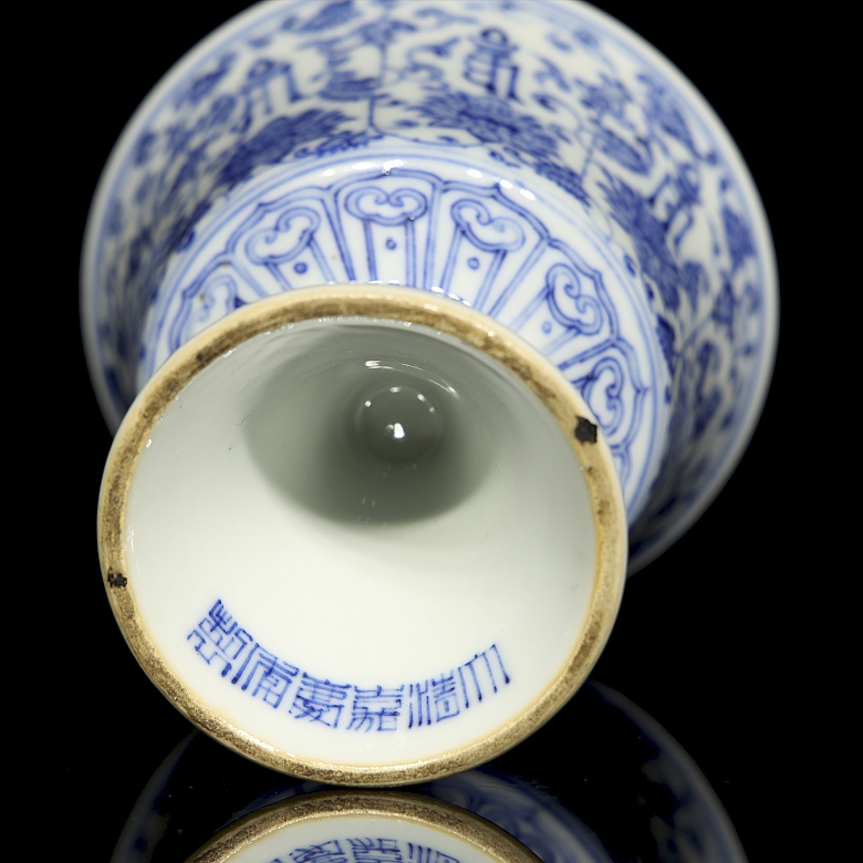 Pequeña copa de porcelana esmaltada