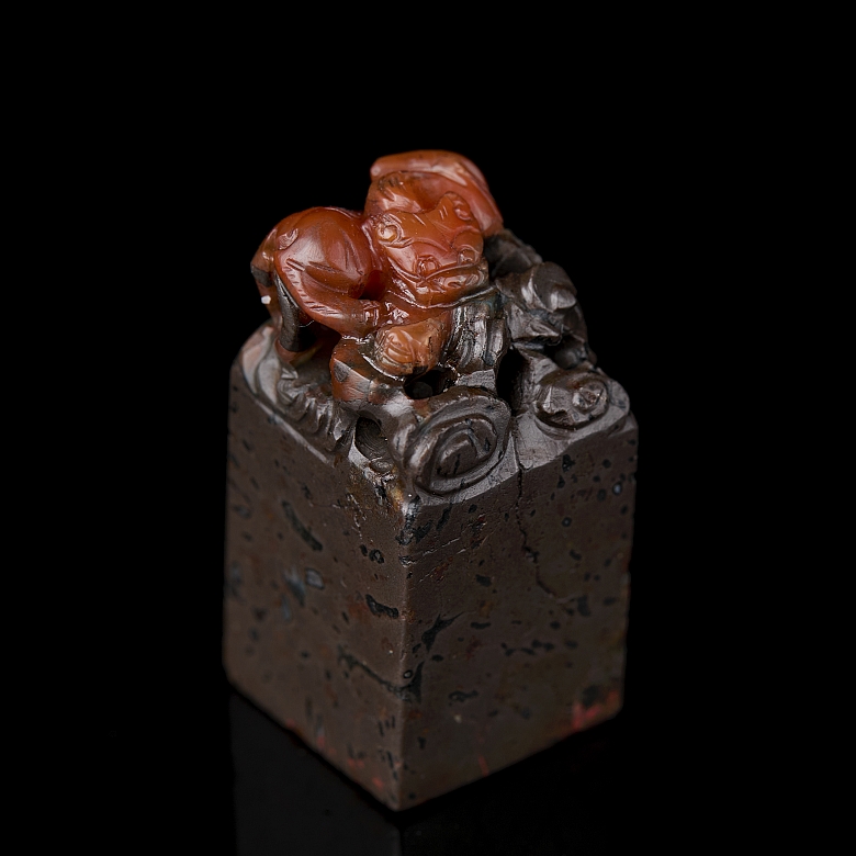 Nanhong agate seal ‘Dragon’, Qing dynasty
