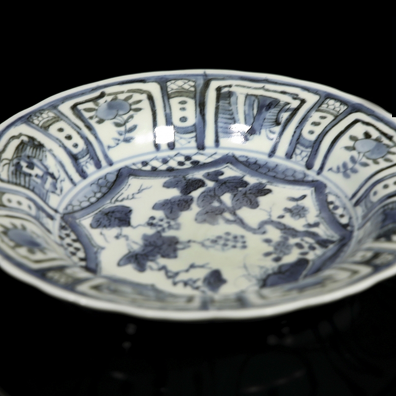 Plato de porcelana azul y blanco, S.XX - 2