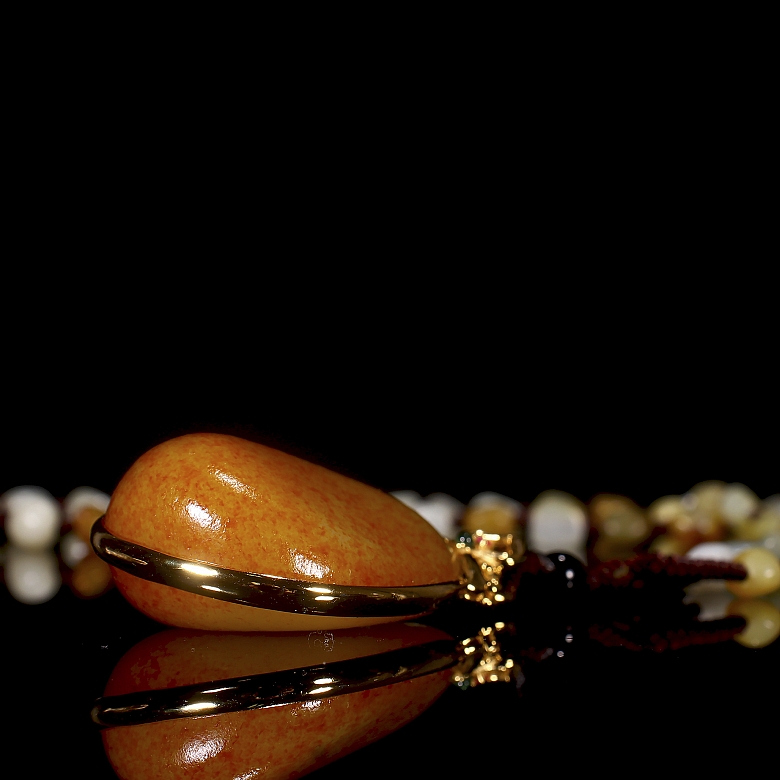 Collar de jade tallado de Hetian con montura de metal dorado, s.XX