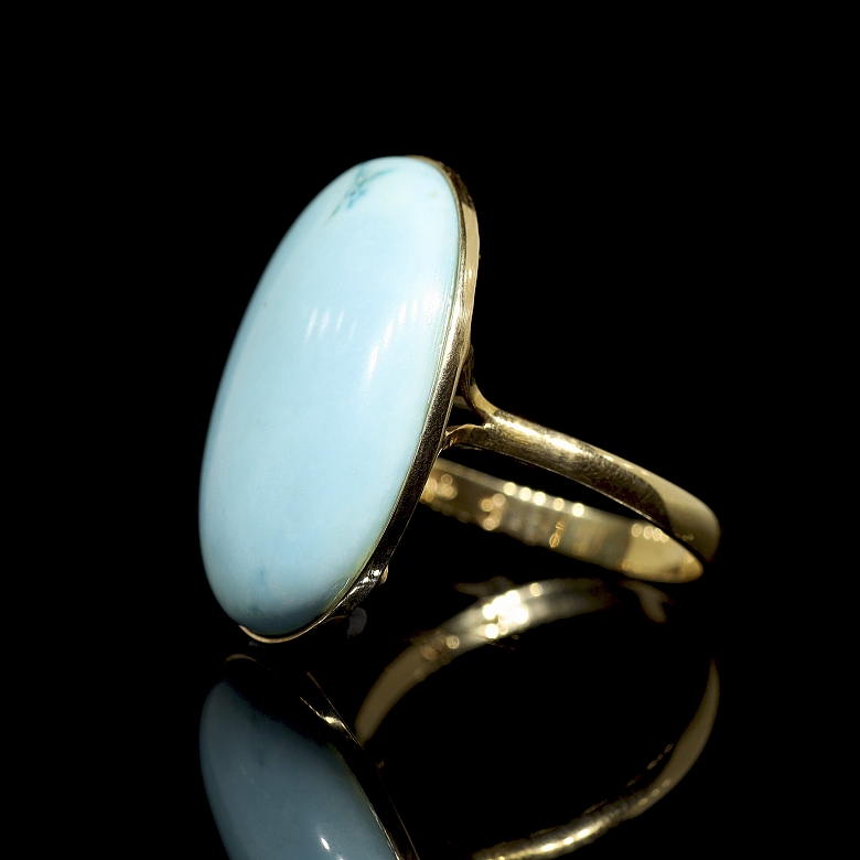 Anillo en oro amarillo de 18k con turquesa oval