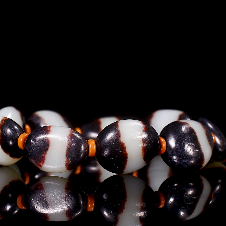Bracelet with nine black and white Hetian jade beads, Qing dynasty