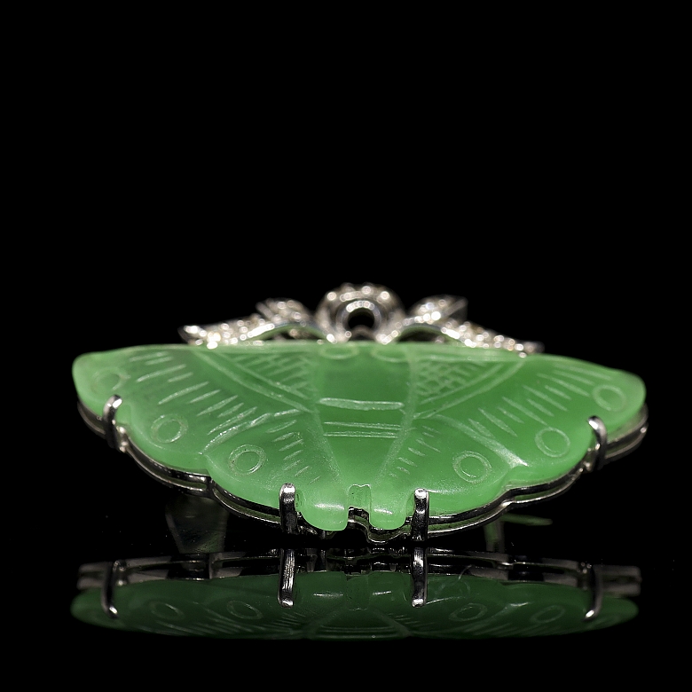 Broche en oro blanco de 18K con mariposa de jade y diamantes
