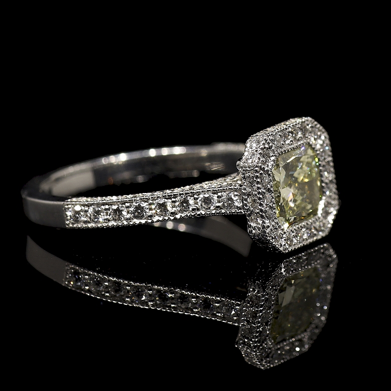 Sortija de oro blanco con diamante Fancy Yellow, 1.53 ct, certificado HRD