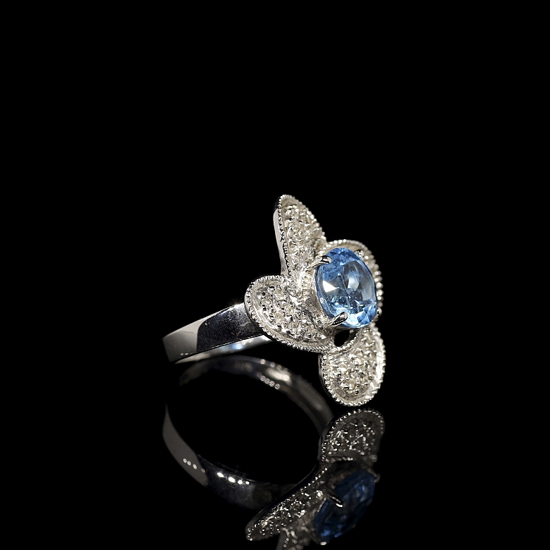 Anillo en oro blanco de 18k con topacio y diamantes