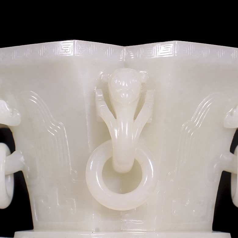 Jarrón romboidal de jade blanco, dinastía Qing