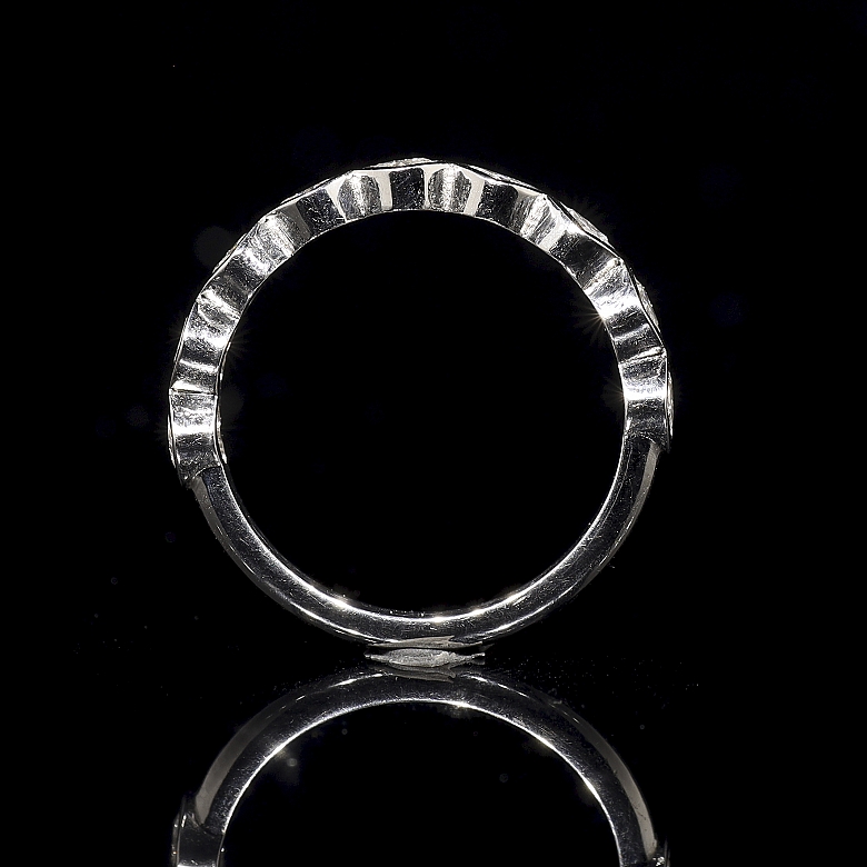 Media alianza de oro blanco de 18K con diamantes en talla corazón, 0.88 ct