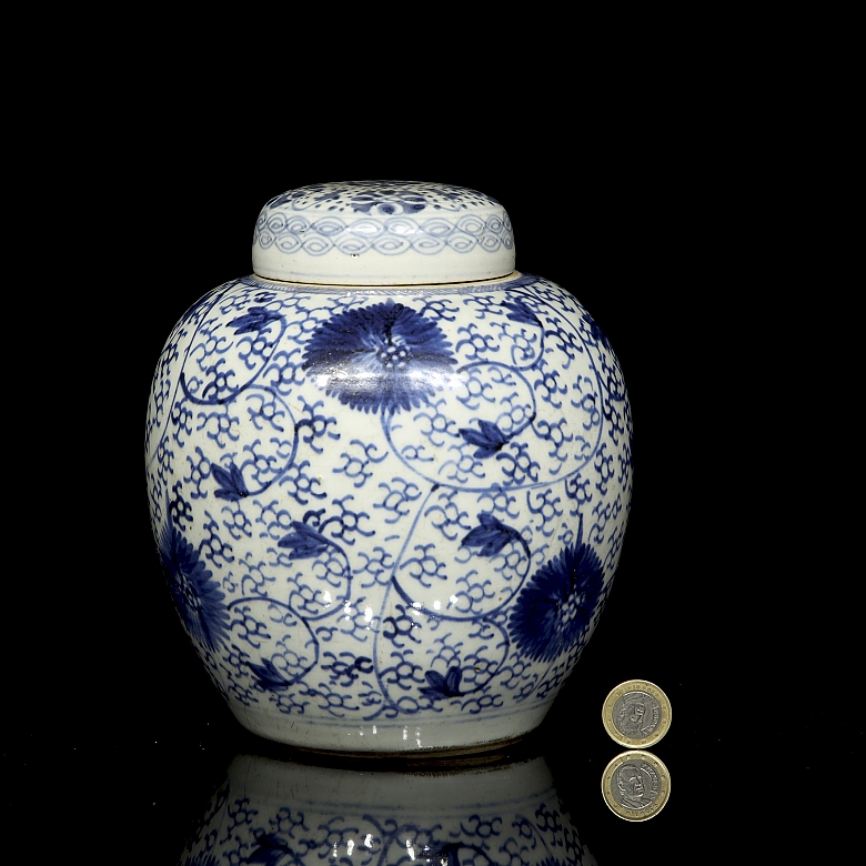 Blue and white glazed porcelain Tibor ‘Chrysanthemums’, 20th century - 6