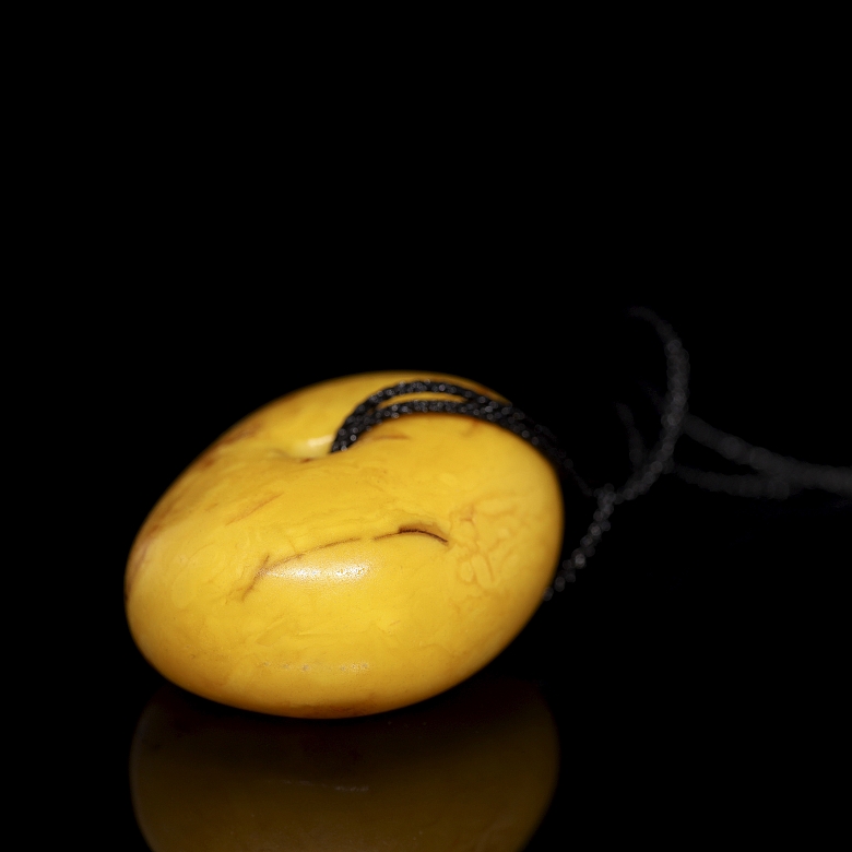 Circular amber bead, Tibet, Qing dynasty