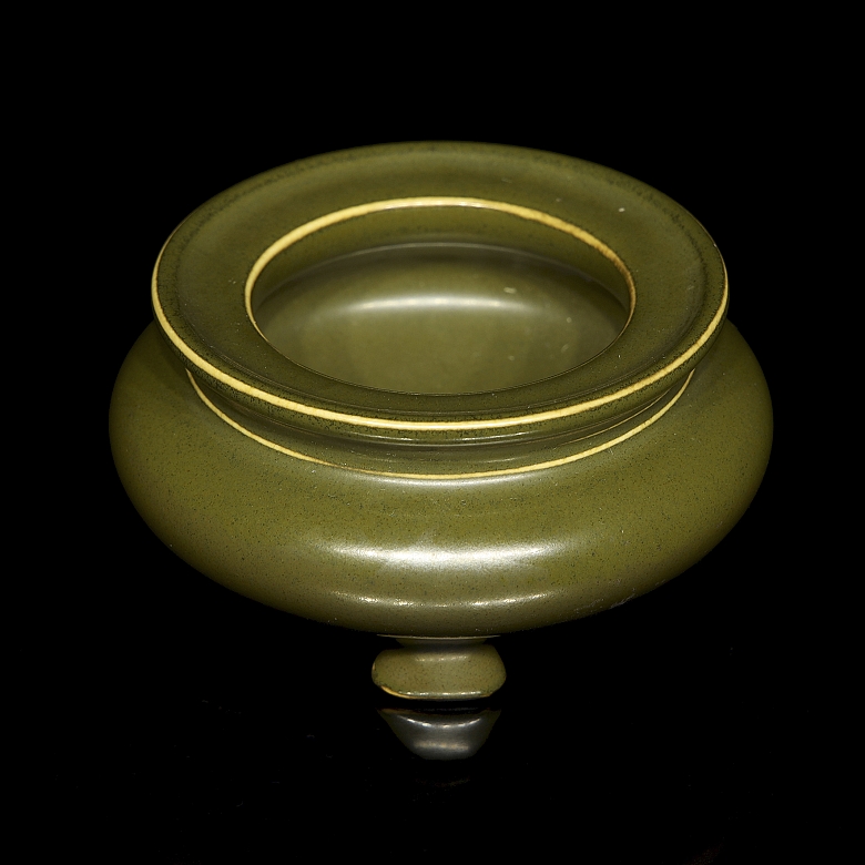 Olive green porcelain tripod incense burner, with Qianlong seal