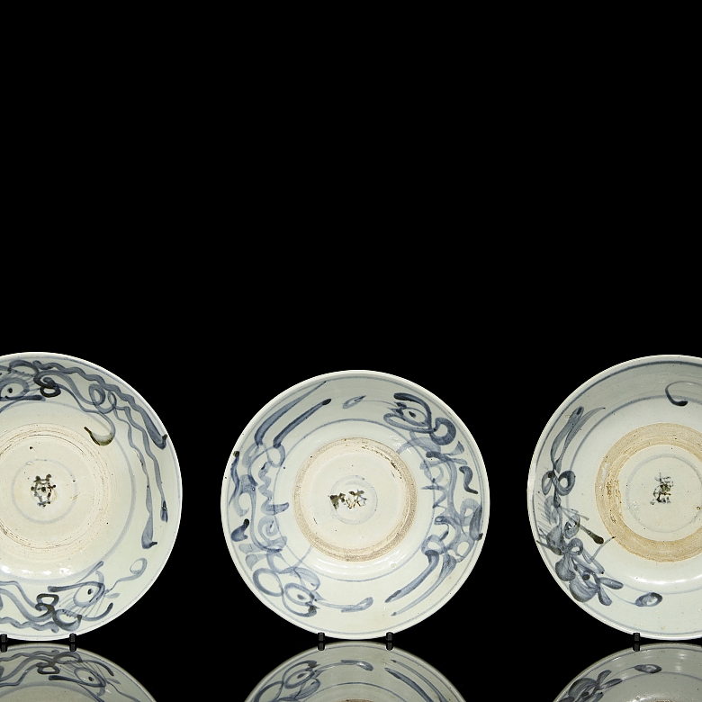 Tres platos de cerámica esmaltada, dinastía Ming