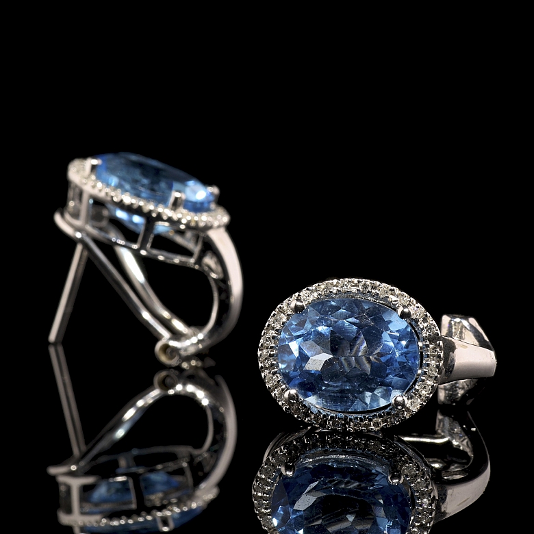 Pendientes en oro blanco de 18k con topacios y diamantes