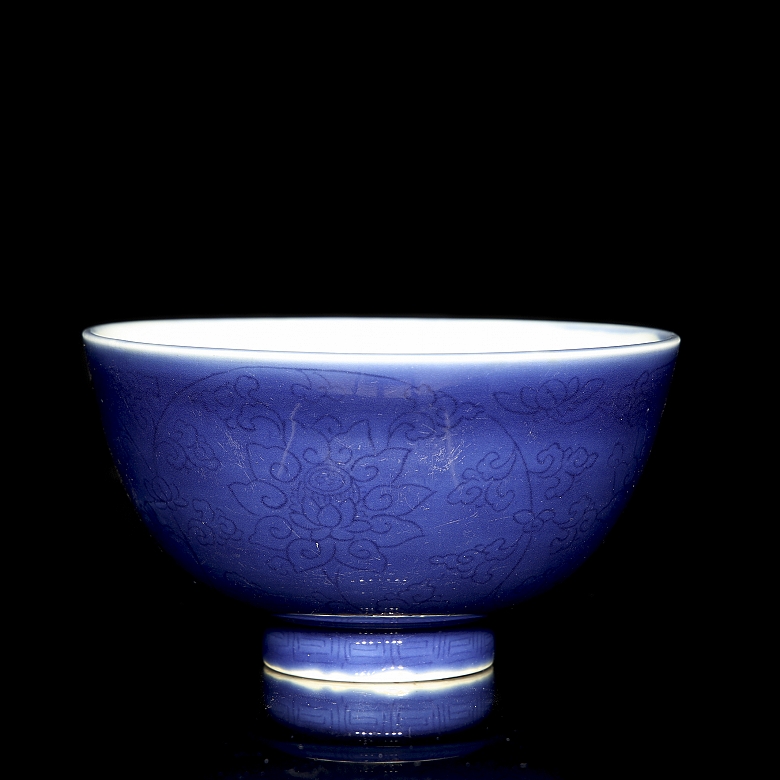 Cuenco de porcelana con esmalte azul 