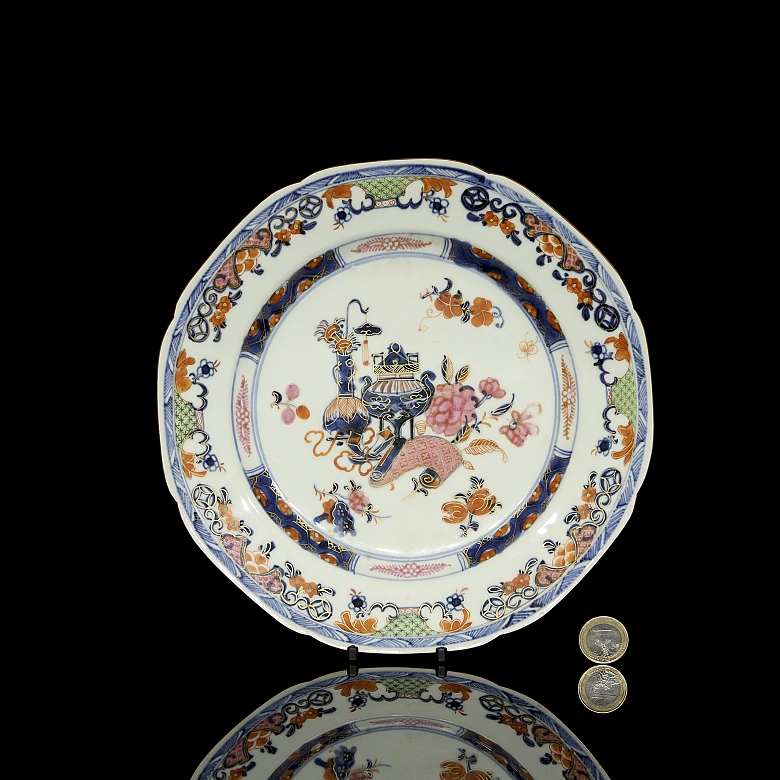 Imari-style porcelain dish ‘Auspicious Emblems’, Qing dynasty - 6