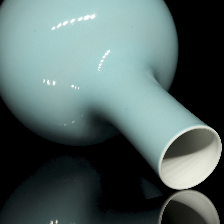 Jarrón de porcelana azul celeste, con sello Yongzheng